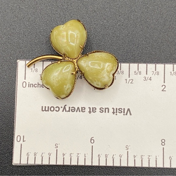 Cloverleaf Shamrock Brooch with Glossy Finish set in Gold Tone - Picture 10 of 10